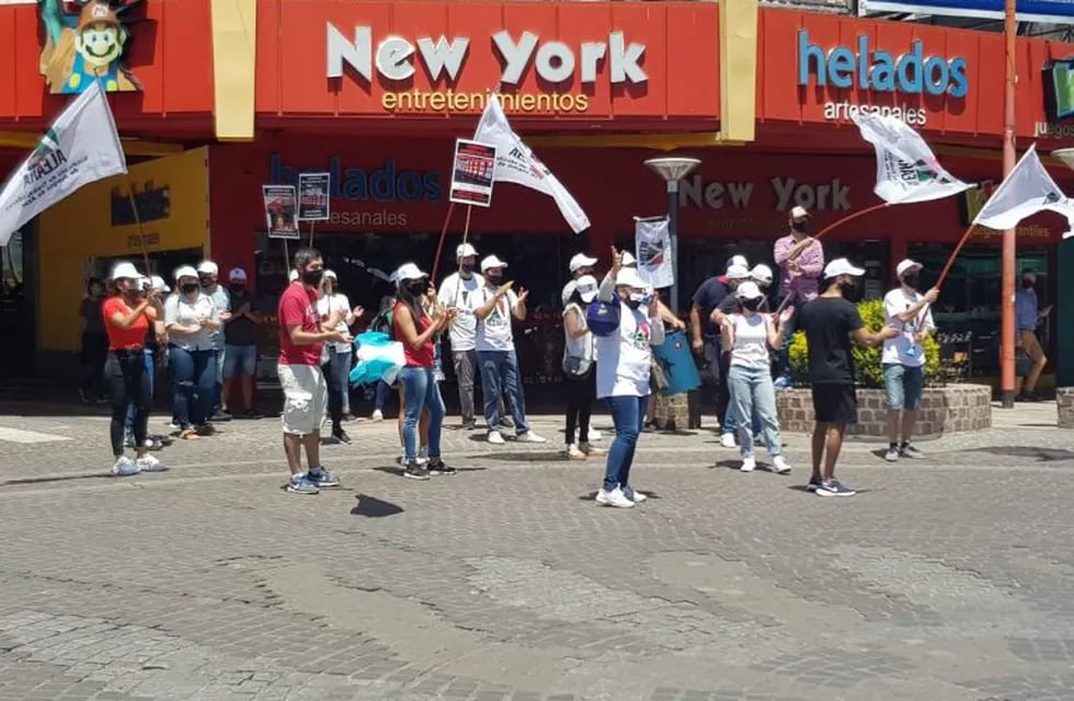 En pleno centro de Carlos Paz, trabajadores de la salas de juego se manifestaron por la reapertura de la actividad.