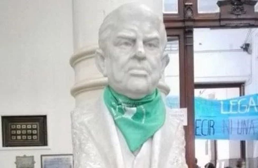 Estudiantes del colegio Carlos Pellegrini colocaron un pañuelo verde en el busto de Domingo Faustino Sarmiento.