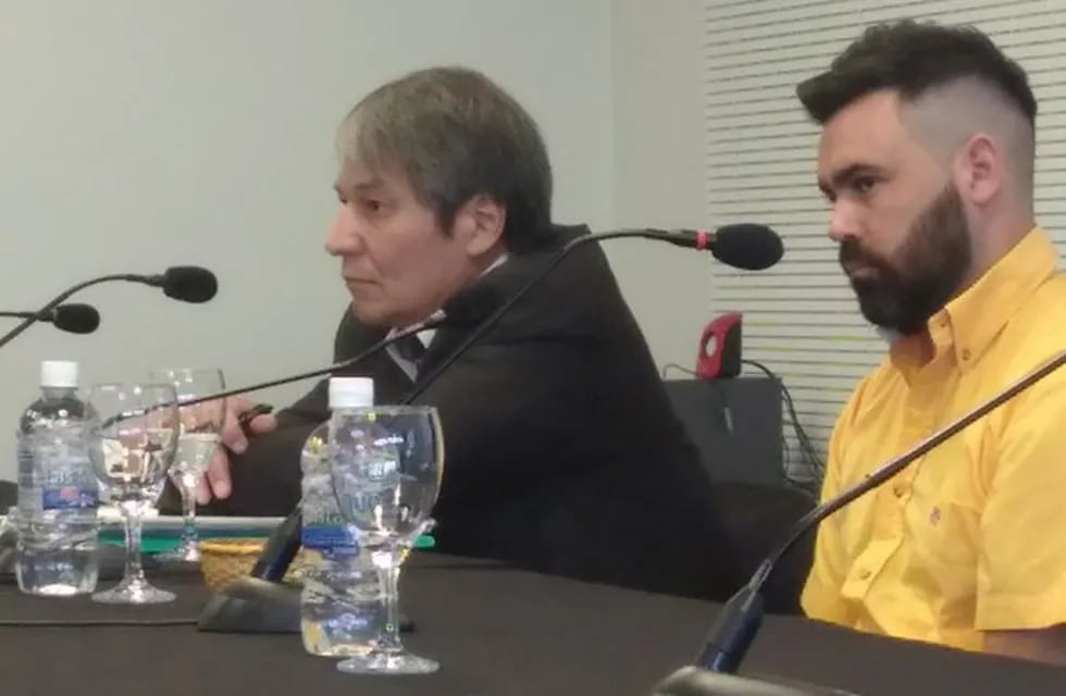 El ex gerente de Relaciones Institucionales de Lotería del Chubut, Josué Dahur, junto a su abogado defensor.