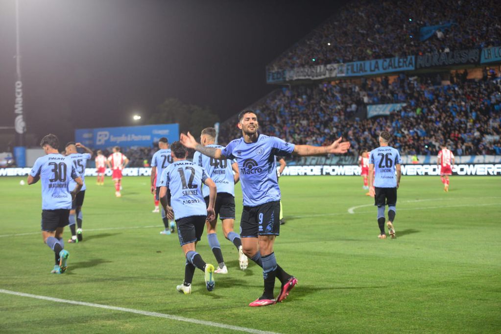 Lucas Passerini, delantero de Belgrano, festejando el cuarto gol de Belgrano, su segundo en el partido ante Unión. (Javier Ferreyra / La Voz)
