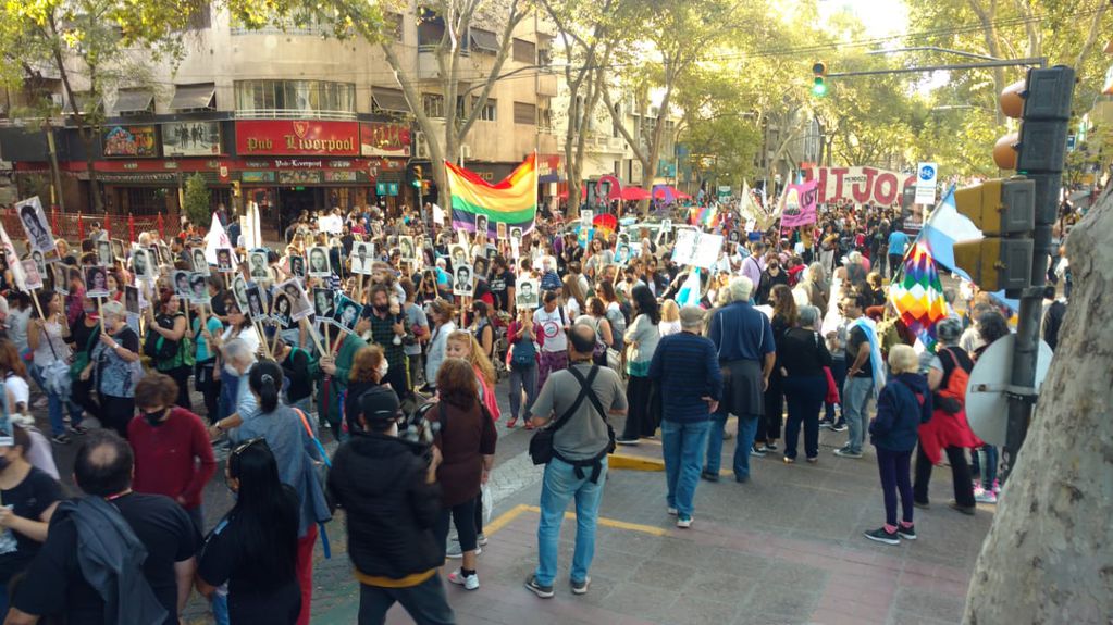 Los mendocinos se movilizaron en el Dia de la Memoria por la Verdad y Justicia. José Gutiérrez/Los Andes.