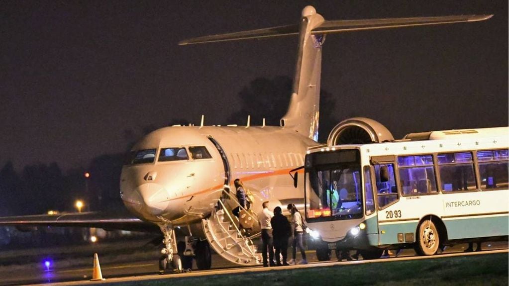 La salida de Lionel Messi y su familia desde el Aeropuerto Internacional de Rosario (AIR) en aviones separados.