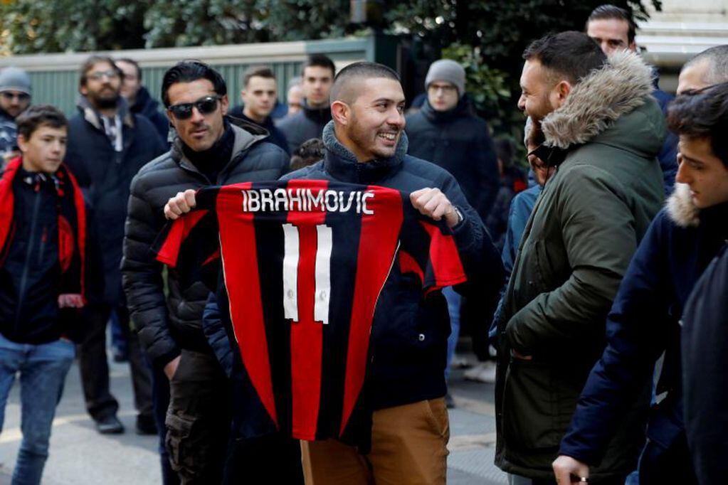 Hinchas del Milan aguardan por Zlatan. (crédito:l’attesa dei tifosi)