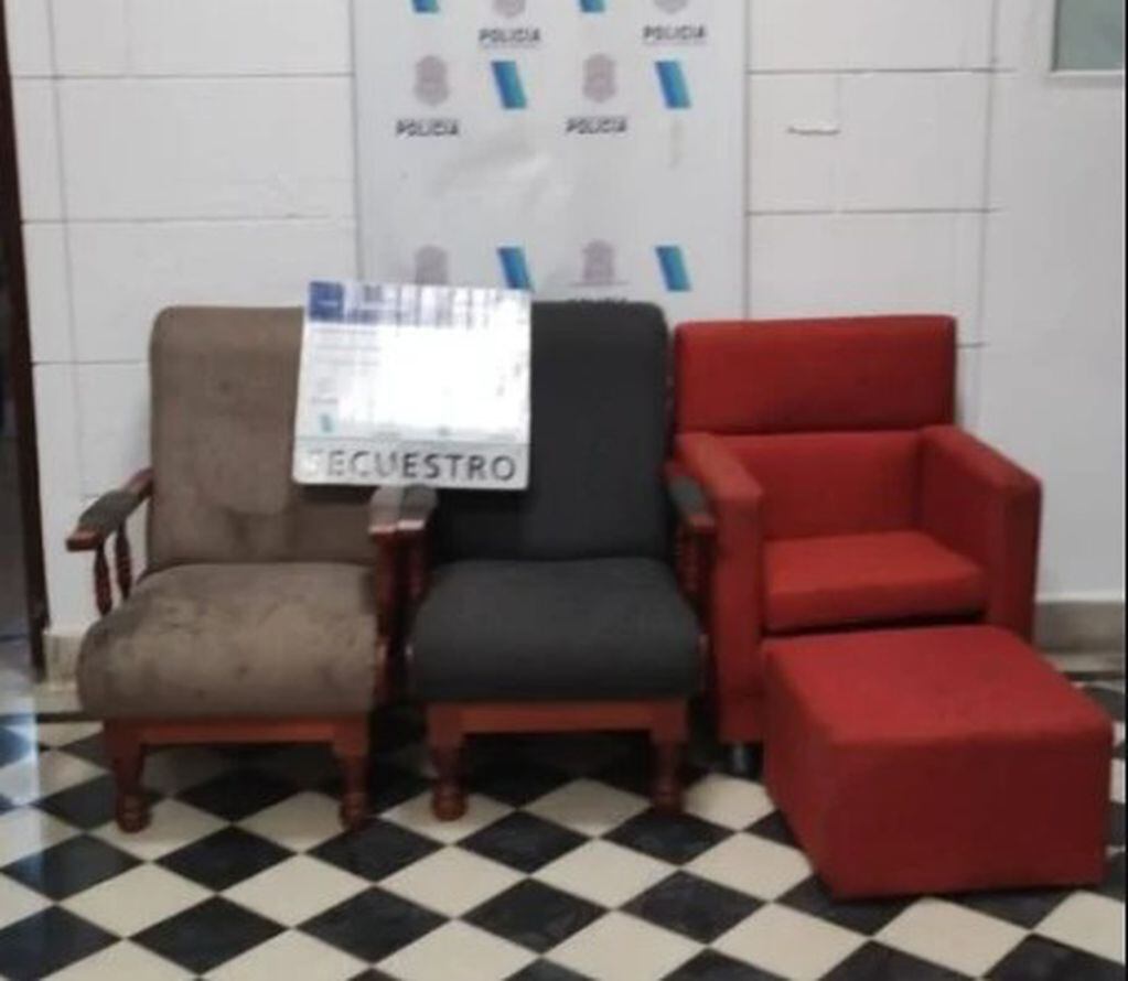 en tres allanamientos secuestran sillas y sillones  en el marco de una investigación