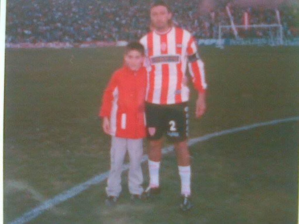 Una foto antigua de cuando Bruno acompañaba a su papá Gabriel en su carrera como futbolista. En esta imagen, vistiendo la camiseta de Atlético San Martín.