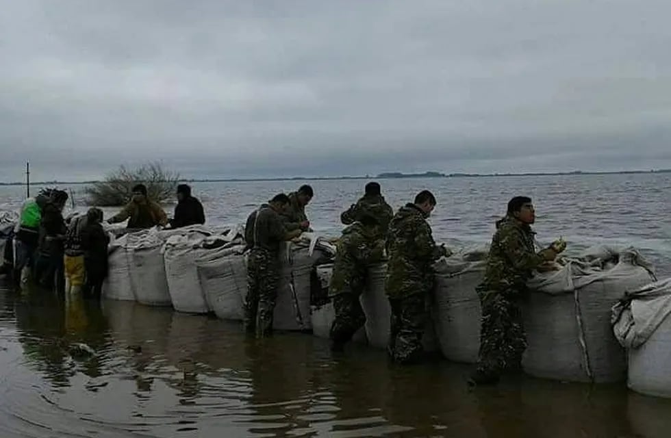 Soldados del Eju00e9rcito Argentino reforzaron el muro sobre la Ruta Provincial 90.
