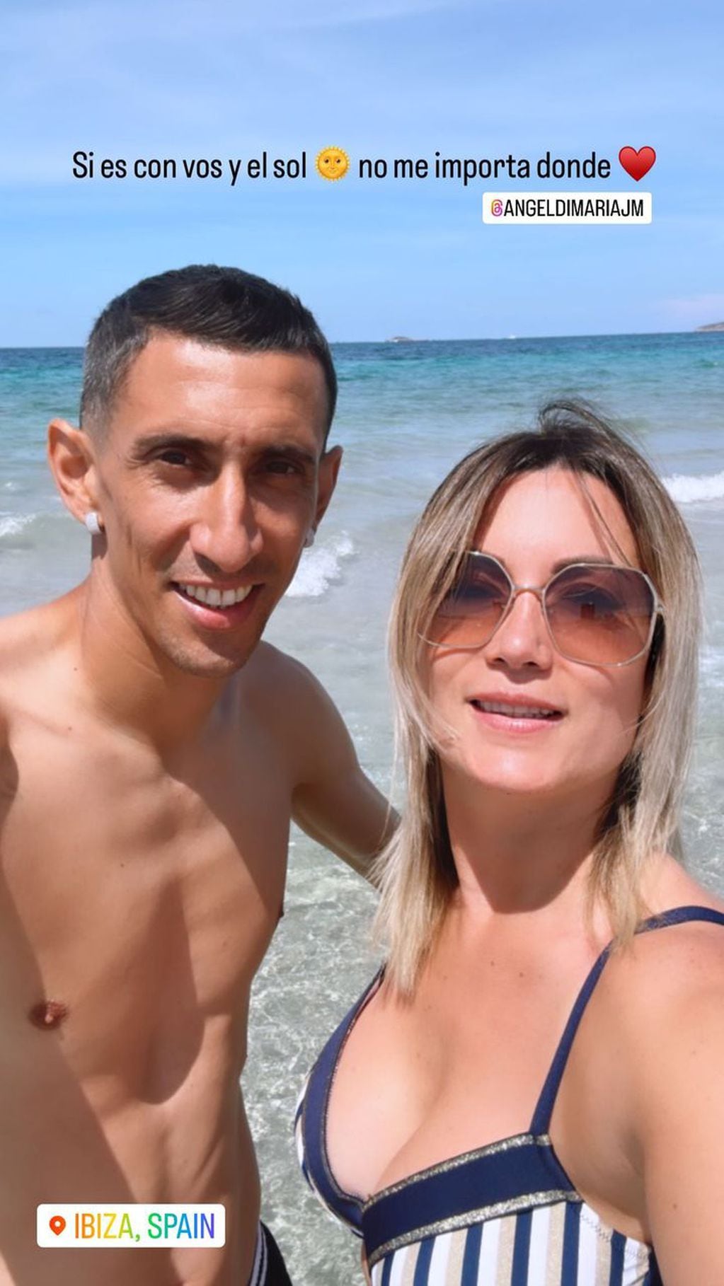 La esposa del futbolista publicó una selfie con vista al mar.