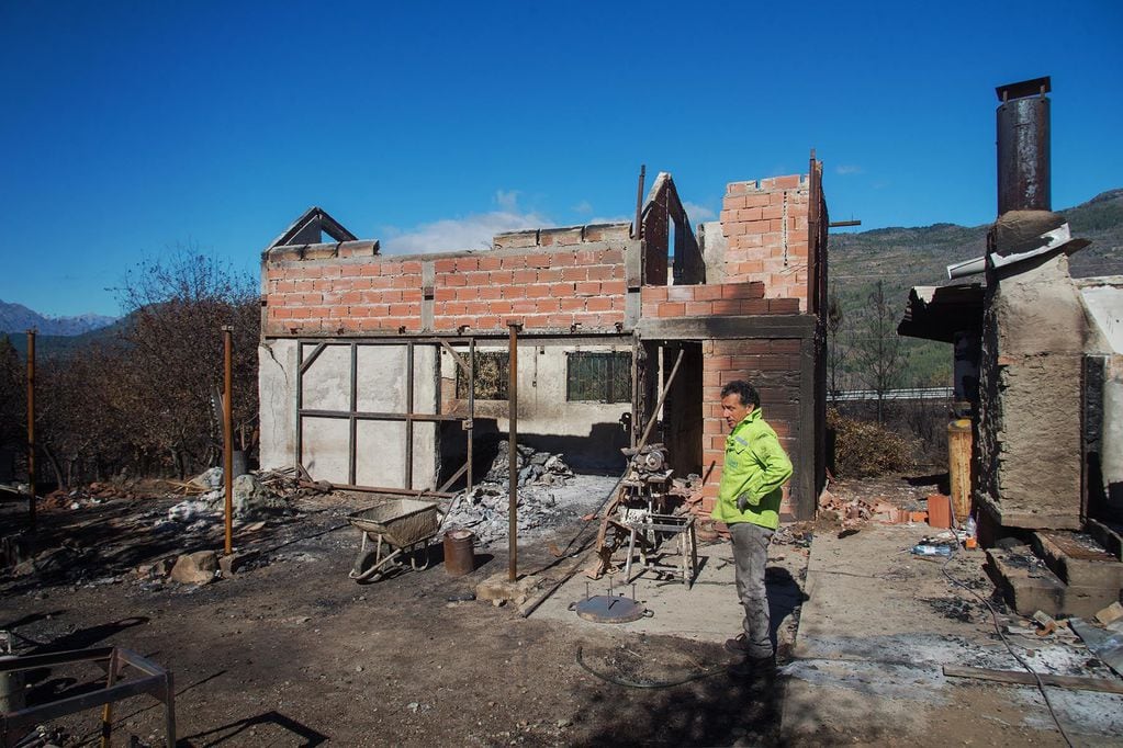 El relato de las familias que reconstruyen sus vidas después del incendio en la Comarca Andina. Foto Marcelo Martinez.
