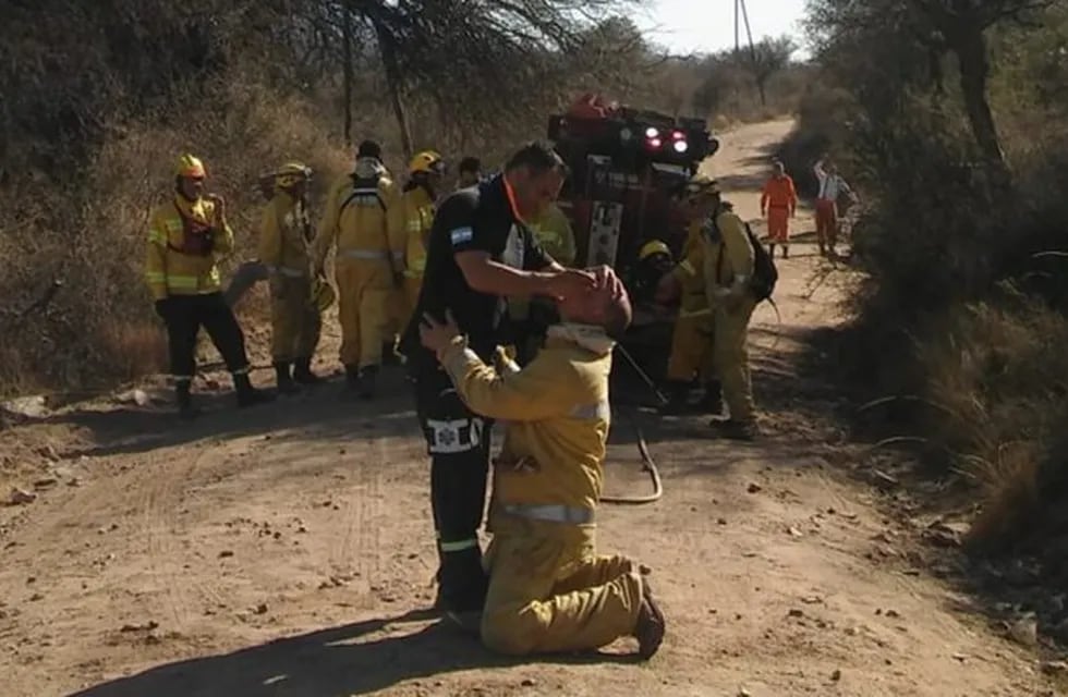 Victor Correa, el paramedico que se hizo viral por asistir a bomberos.
