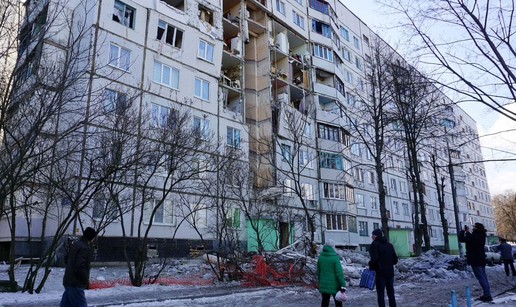 Edificio residencial dañado por recientes bombardeos.