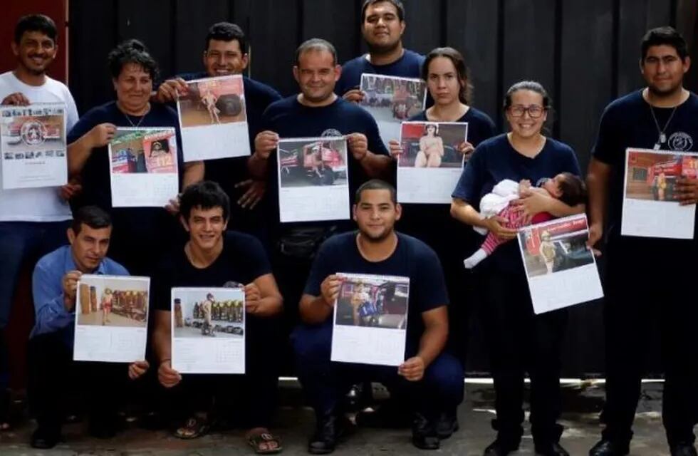 Bomberos paraguayos reclamaron mayor atención del Estado con un calendario al desnudo.