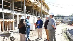 Luis Castellano recorrió la obra de los 48 departamentos en el barrio San José