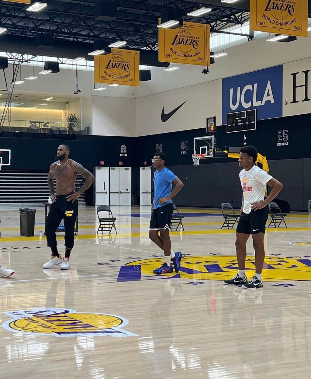 LeBron James entrenando con sus hijos Bronny y Bryce en el campo de Los Angeles Lakers. (@KingJames)
