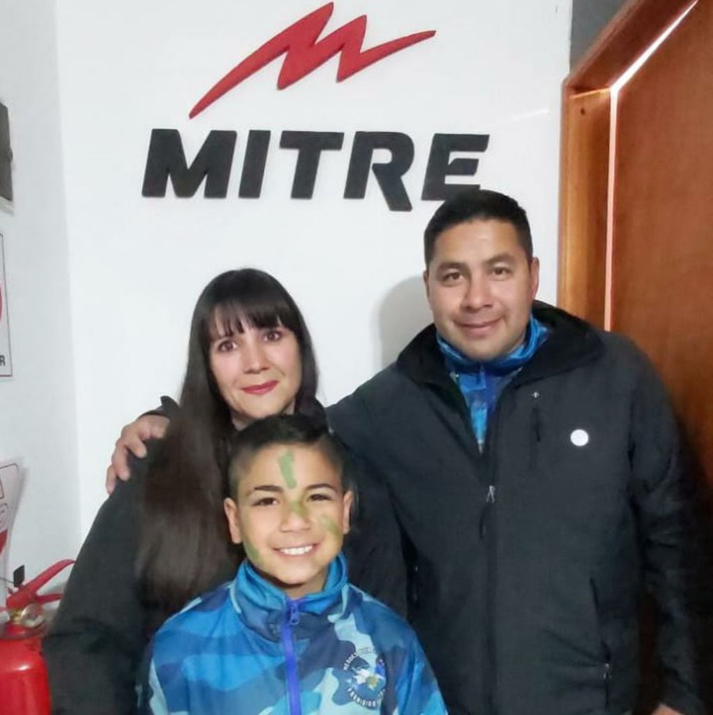 Thiago Huenchillán junto a sus padres en Radio Mitre Ushuaia.