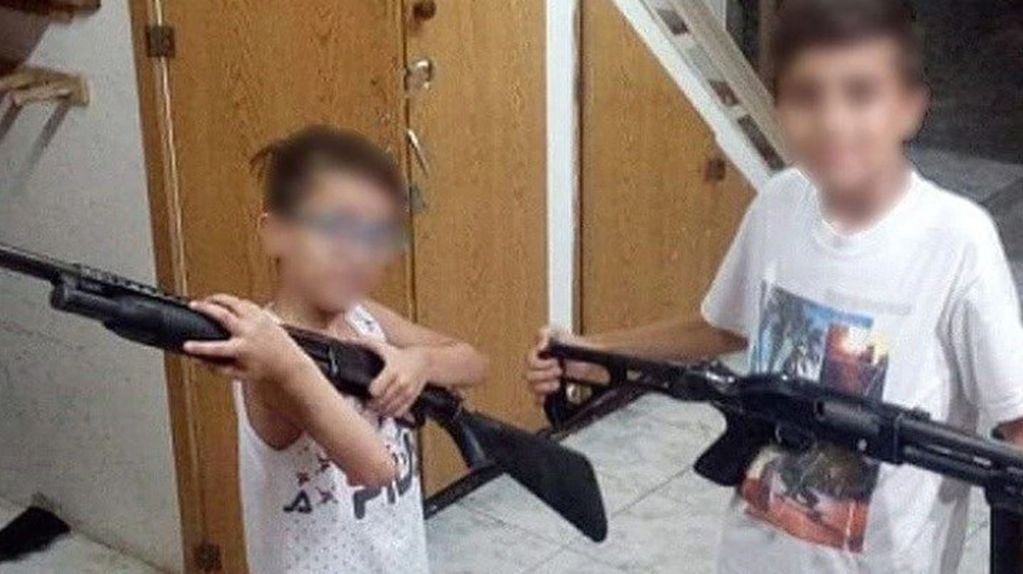 Un alto funcionario del Servicio Penitenciario Bonaerense publicó fotos de sus hijos con armas de fuego y fue separado de su cargo (web)