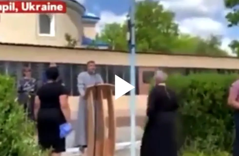 El instante previo a que el sacerdote ruso se acerca al atril a enfrentar al cura ucraniano.