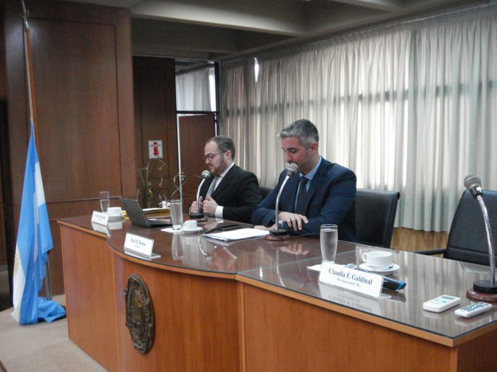 Como en cualquier sesión, la preside Raúl "Lalo" Bonino, acompañado por el Secretario Franco Bertolín. (Prensa Concejo Municipal de Rafaela)