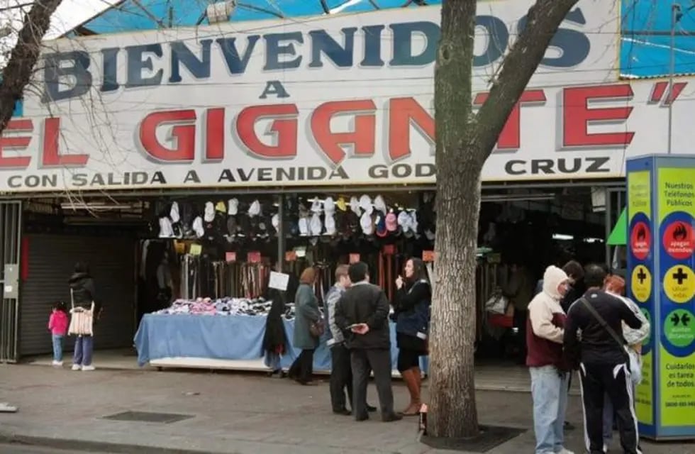 Se incendió parte de la Feria Persa en Mendoza.