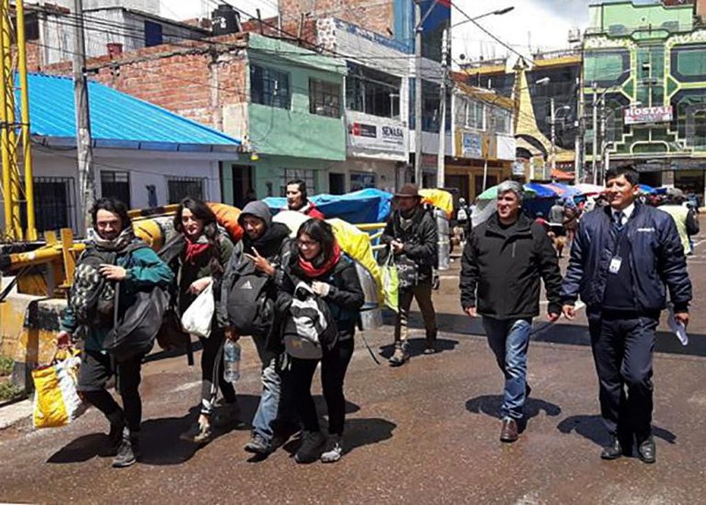Los turistas cuando fueron expulsados de Perú (Foto: HO / Peruvian Migrations Service / AFP)