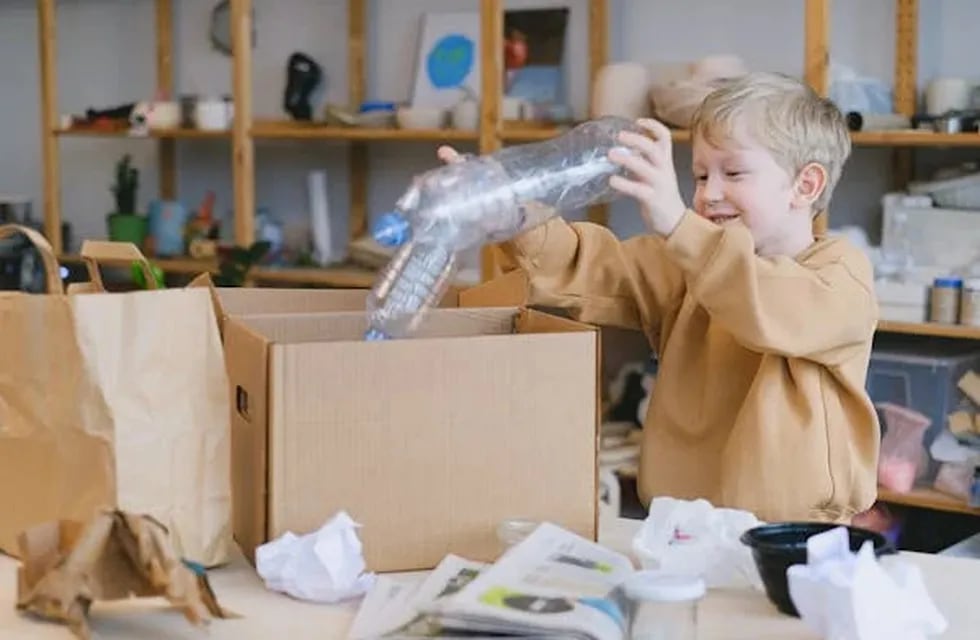 Cómo reciclar botellas de plástico y crear un portavelas elegante y sofisticado