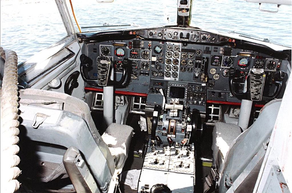 Accidentes Aéreos en Ushuaia - La cabina del avión quedó a metros del agua, el copiloto sufrió heridas en las costillas.