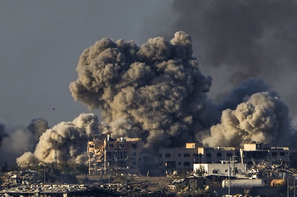 Humo se eleva durante un bombardeo israelí en la Franja de Gaza, el sábado 16 de diciembre de 2023. 