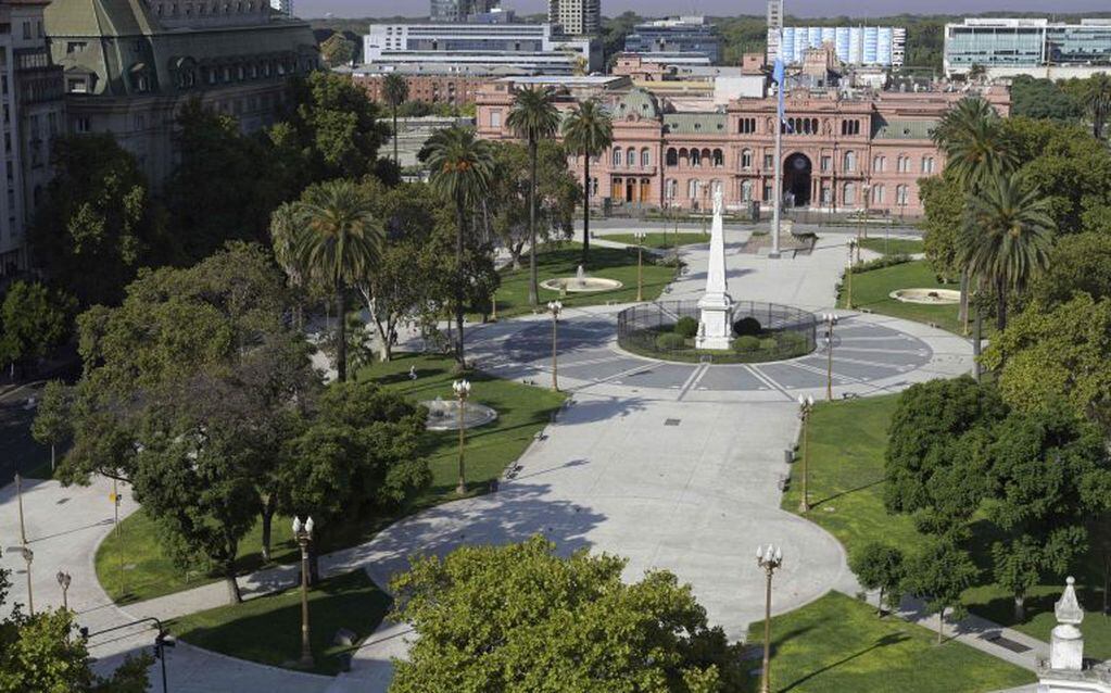 La Plaza de Mayo vacía, otra postal nunca antes vista. (Foto: Juan Mabromata/AFP)
