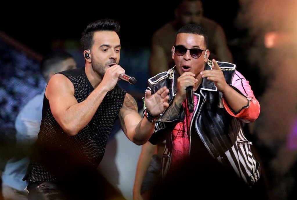 FILE - In this April 27, 2017, file photo, singers Luis Fonsi, left, and Daddy Yankee perform during the Latin Billboard Awards in Coral Gables, Fla. the artists are the leading nominees at the iHeartRadio Music Awards. IHeartMedia announced Wednesday, Jan. 10, that Fonsi and Yankee scored seven nominations each, including song of the year for the tune’s version with Justin Bieber. The fifth annual awards show will take place March 11 at the Forum in Inglewood, Calif. (AP Photo/Lynne Sladky, File) eeuu Luis Fonsi Daddy Yankee cantantes musica musico cantante recital show concierto
