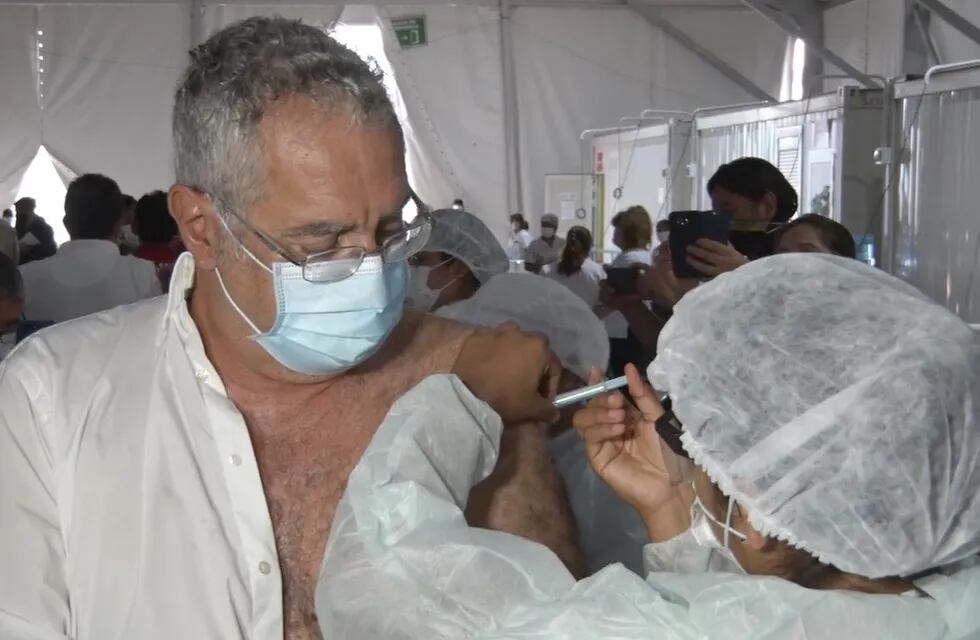 Con la vacunación del ministro de Salud Gustavo Bouhid, se inició en Jujuy el plan nacional de inmunización contra el coronavirus, de manera simultánea con el resto del país.