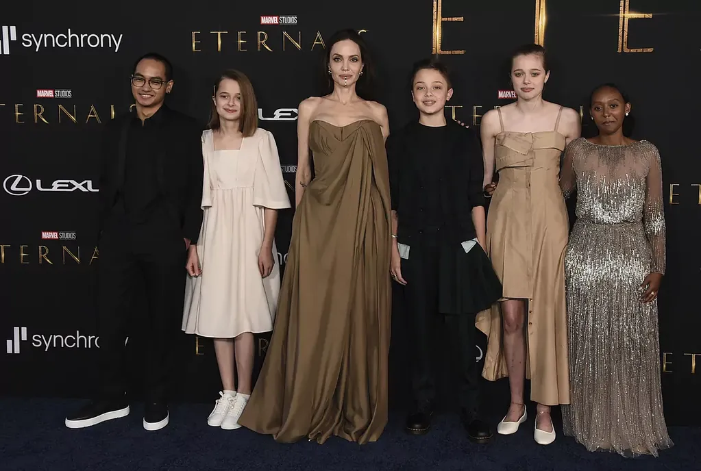 Angelina Jolie llevó a sus hijos a la alfombra roja de "Eternals".