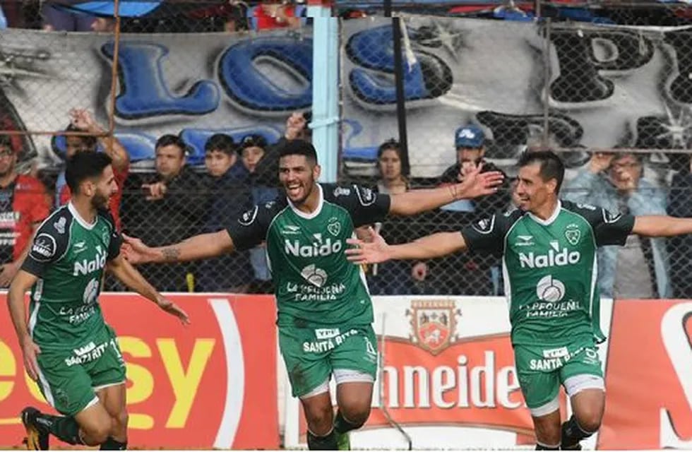 Lucas Passerini junto a Guillermo Farré en la época de jugador del DT de Belgrano (Diario Democracia de Junín)