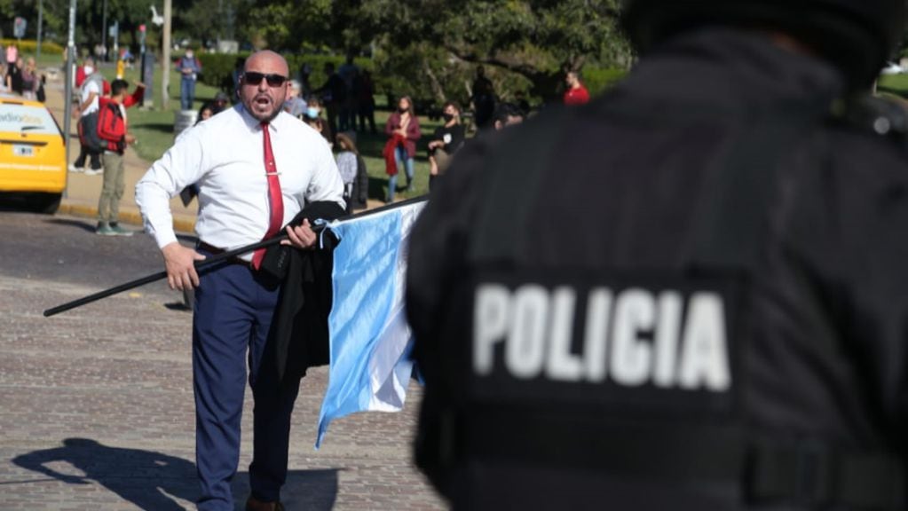 Una agrupación negacionista del coronavirus se enfrentó a la Policía de Rosario en el Monumento a la Bandera.