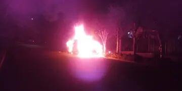 Incendian camioneta estacionada en Puerto Esperanza