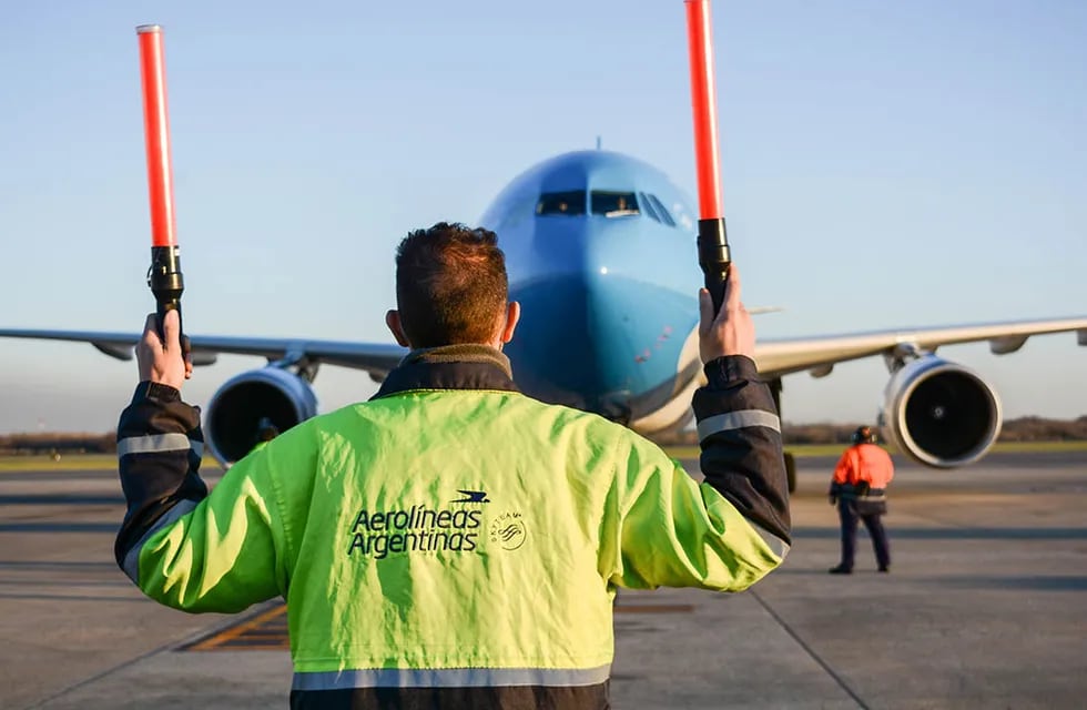 Por el aumento de contagios entre sus empleados, Aerolíneas Argentinas comenzó a cancelar vuelos.
