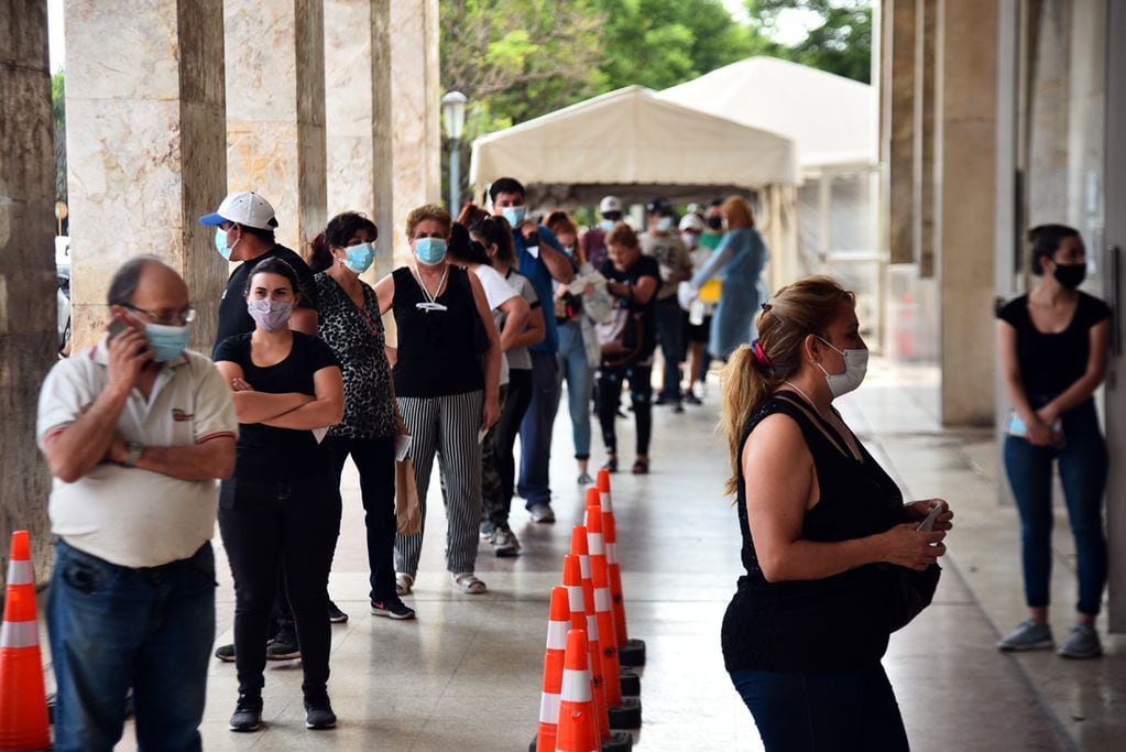 Una imagen que ya no se repite tanto como antes: las largas filas para ir a vacunarse en la Argentina.