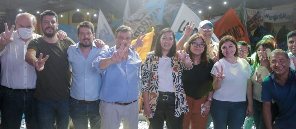 Los candidatos titulares y suplentes de la lista 501, acompañado por el presidente del PJ Jujuy, Rubén Rivarola, en el cierre del acto de clausura de la campaña electoral 2021.