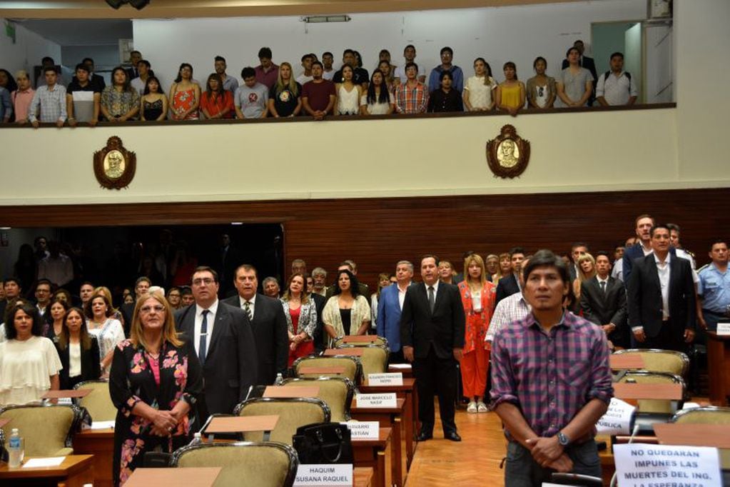 Legisladores y la concurrencia entonan las estrofas del Himno Nacional, en la apertura de la sesión especial en la que el gobernador Morales y el vicegobernador Haquim prestarían juramento para iniciar su segundo mandato.