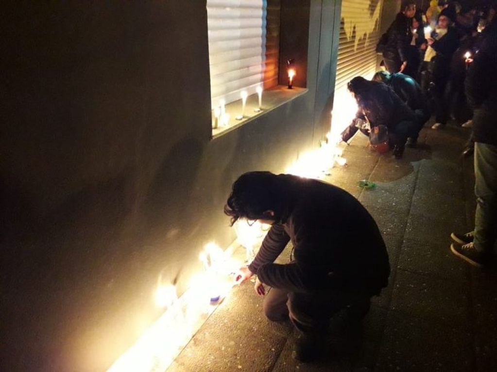 Manifestantes prenden velas en memoria de las dos docentes fallecidas en Chubut.