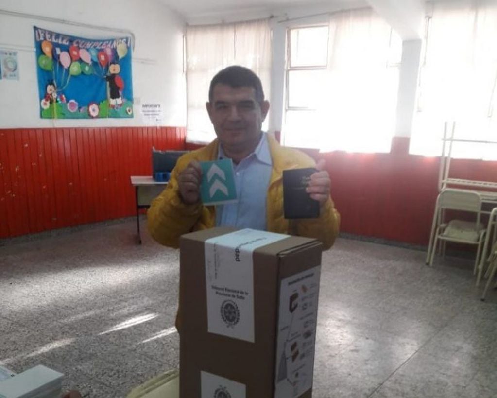 Alfredo Olmedo votando en las PASO provinciales en Las Lajitas, provincia de Salta.