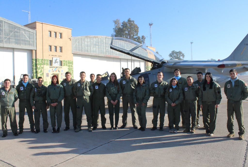 Las reinas con el Escuadrón de Búsqueda Rescate y Tareas especiales.