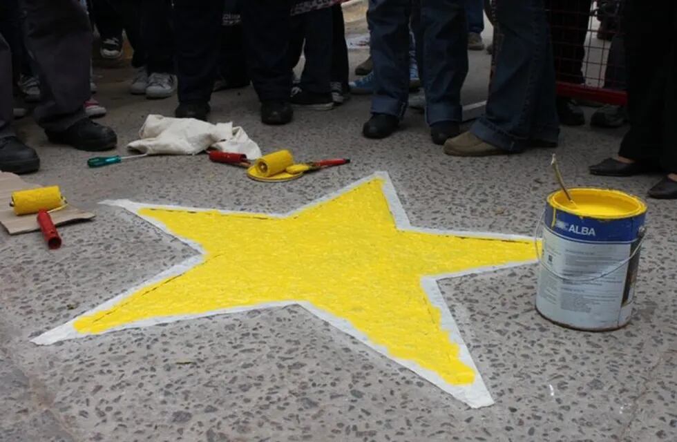 Pintan estrellas amarillas para recordar las víctimas de la tragedia de Monticas.