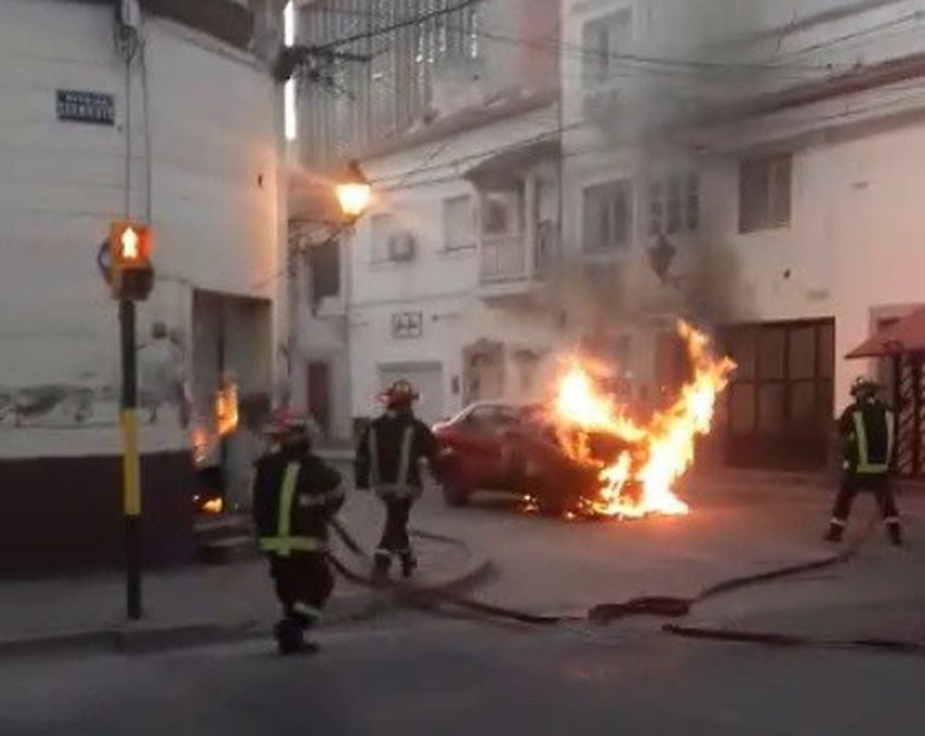 Se incendió un taxi en pleno centro salteño