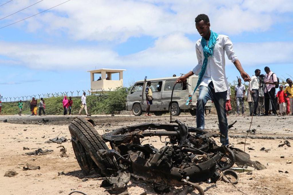 Los espectadores se reúnen en el lugar de una explosión de coche bomba suicida que atacó un convoy de vehículos de la Unión Europea en Mogadiscio, Somalia, el 30 de septiembre de 2019. Crédito: Abdirazak Hussein FARAH / AFP.