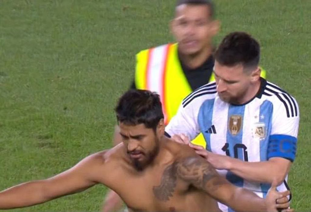 El hincha que entró a la cancha y le pidió el autógrafo a Messi.