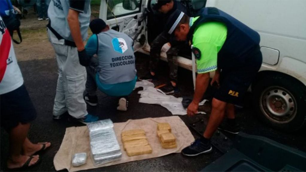 Detuvieron a dos camionetas que transportaban 200 panes de marihuana a Entre Ríos