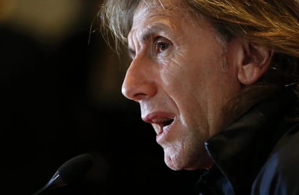 Peru's national football team coach Ricardo Gareca speaks during a press conference in Lima on October 4, 2016.nPeru will face Argentina and in FIFA World Cup Russia 2018 qualifier matches on October 6 and 11 respectively. / AFP PHOTO / LUKA GONZALES