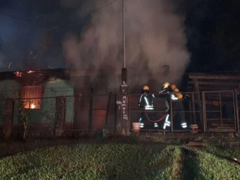 Oberá: tras una pelea familiar, un hombre incendió su casa con sus familiares dentro.