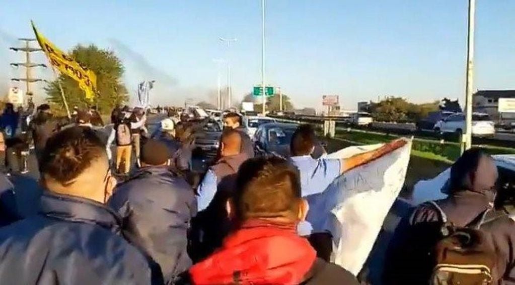 Protestas en el Acceso Oeste y en el puente Pueyrredón, a pesar del DNU presidencial