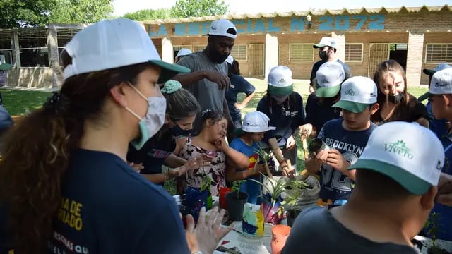 Voluntarios de Gerdau desarrollaron actividades en el vivero de la Escuela Especial de Pérez