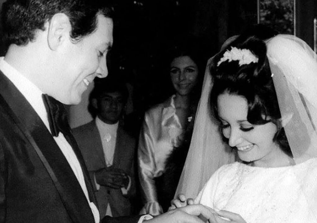María Antonieta le coloca el anillo a Gabriel Fernández, en 1971 (Fotos:Facebook)